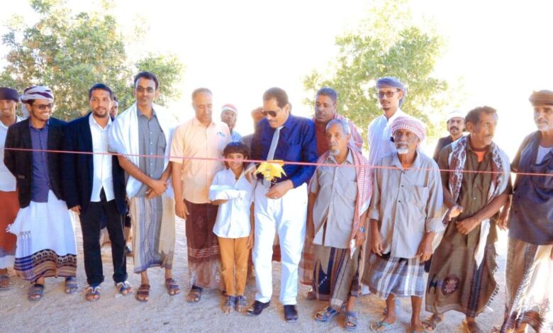 افتتاح مشروعي هنجر مدرسة العطوف وإعادة تأهيل الطرق الداخلية