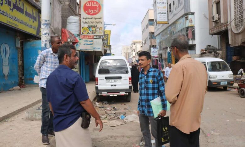 مدير الأشغال العامة بالشيخ عثمان يتفقد مشروع رصف وسفلتة شارع السلفي