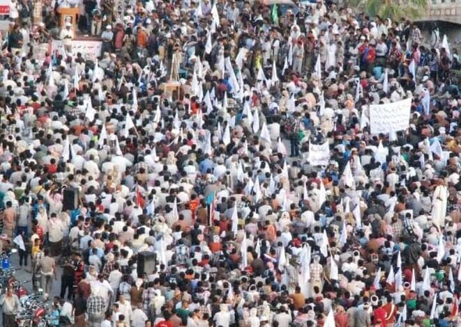 حضرموت.. الآلاف يحتشدون في المكلا استجابة لدعوة قيادة الهبة الحضرمية(صور)