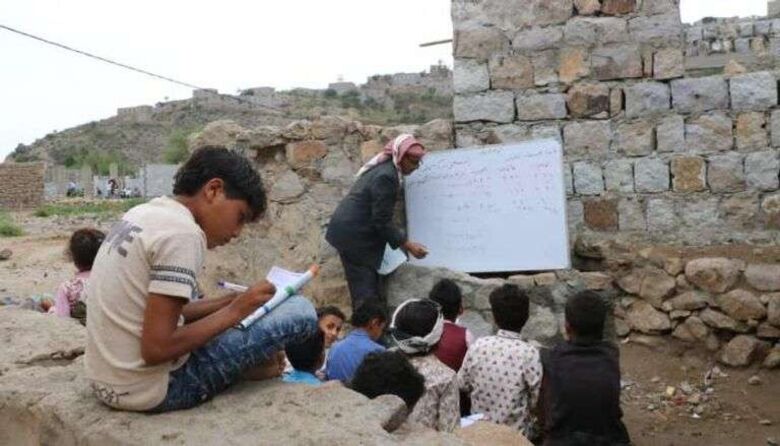 في اليوم العالمي للتعليم.. الحوثي يُسمم عقول أجيال اليمن