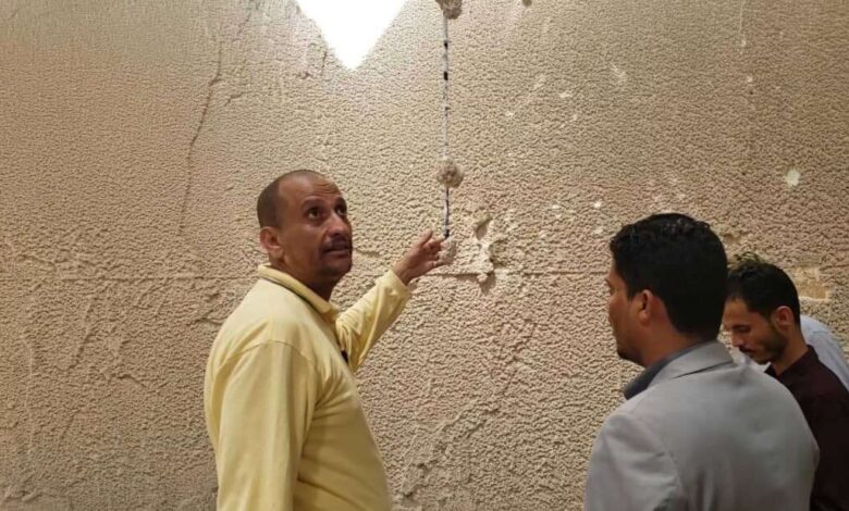 المهندس محمد باخبيره والمأمور صلاح الشوبجي يتفقدان أعمال صيانة خزان تموين مياه استراتيجي بالبريقة
