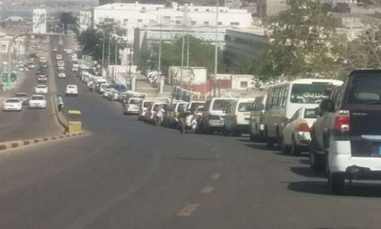 اضراب عمال المصافي يُدخل عدن بإزمة جديدة للمشتقات النفطية ..