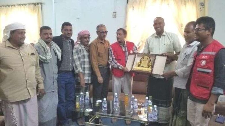 المؤسسة المحلية للمياه بتريم تكرم قيادة جمعية الهلال الاحمر اليمني بوادي  حضرموت بدرع الوفاء
