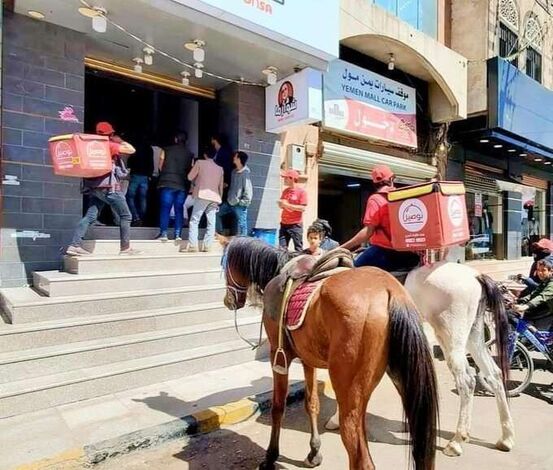 استخدام الأحصنة كوسيلة جديدة لتوصيل الطلبات في صنعاء