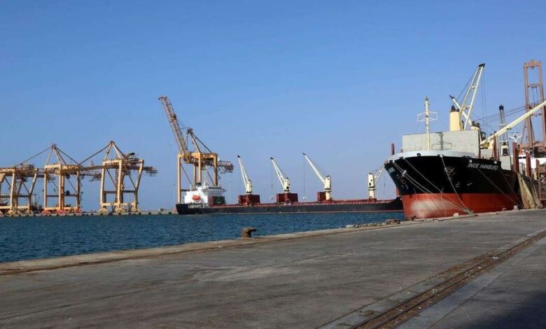 مسؤول حكومي يكشف سبب السماح بدخول سفن مشتقات نفطية عبر ميناء الحديدة