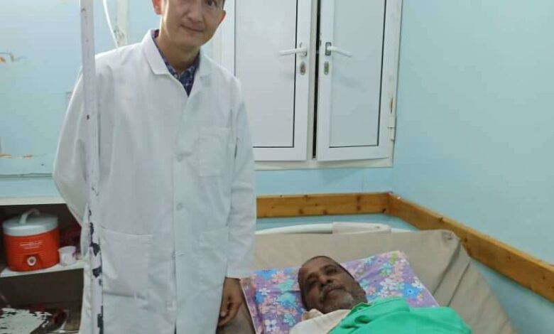 المكلا..طبيب روسي ينجح في عملية جراحية بإعادة حركة القدمين لمواطن إلى صورتها الطبيعية