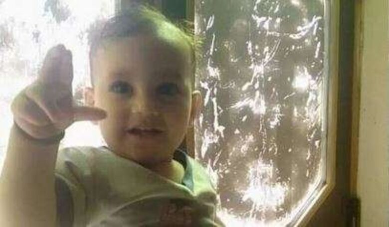 أقرباء الطفل الذي قتل ذبحاً على يد والده بالضالع يدعون للاحتشاد أمام مبنى المحافظة