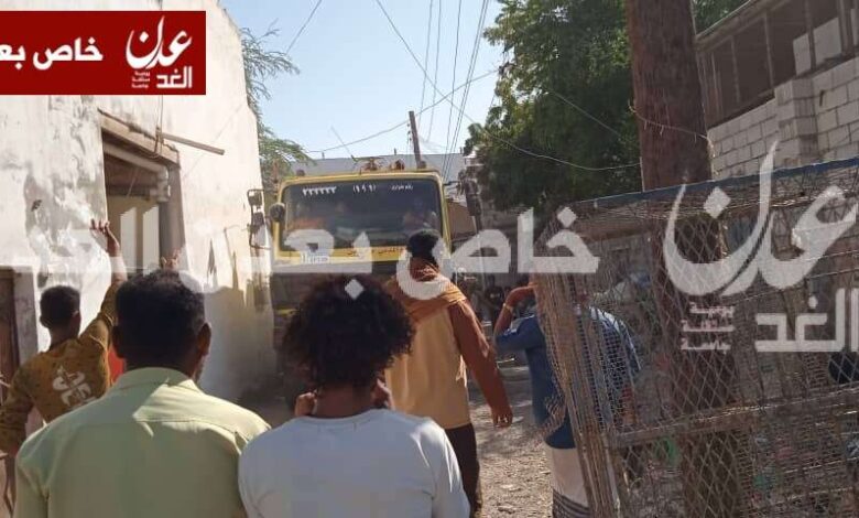 عاجل.. اندلاع حريق في مديرية الشيخ عثمان وإصابة أم وطفلها (صور)