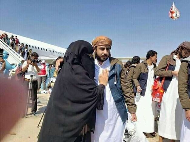 بطريقة مؤثرة.. أم تستقبل ولدها عقب إطلاق سراحه من سجون الحوثي(فيديو)