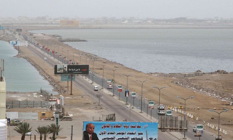 بدء صيانة أعمدة إنارة طريق الجسر بعدن