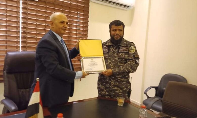 وزير المياه والبيئة يكرم قائد قوات حماية المنشآت الحكومية