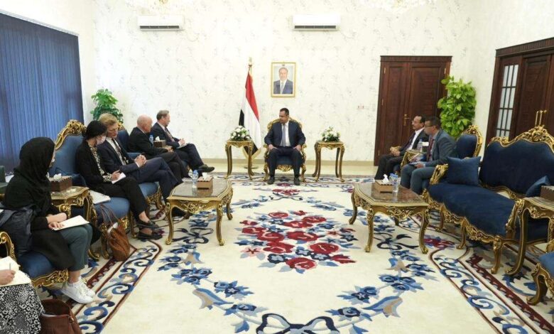 رئيس الوزراء يحذر من استمرار تلاعب الحوثيين بالورقة الإنسانية لتحقيق مكاسب سياسية