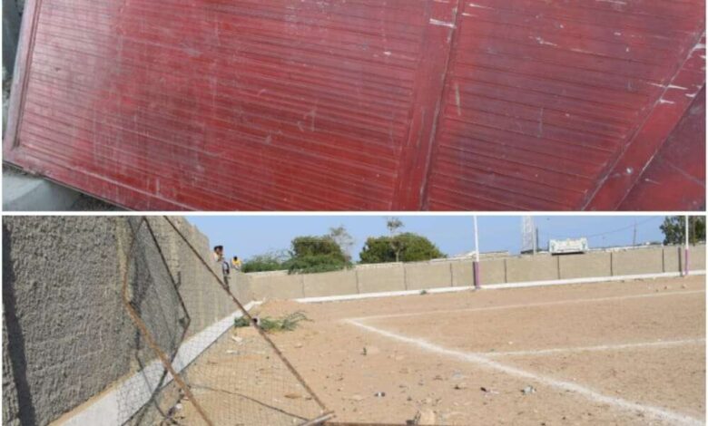 بوابة وحاجز الكرات بملعب البلدية مكسور وإهمال من قبل إدارة حسان