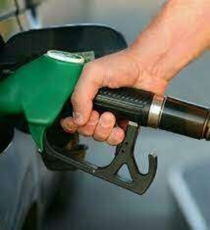 الحكومة تحتكر استيراد المشتقات النفطية وترفع البنزين إلى 980 ريال للتر في المحافظات المحررة