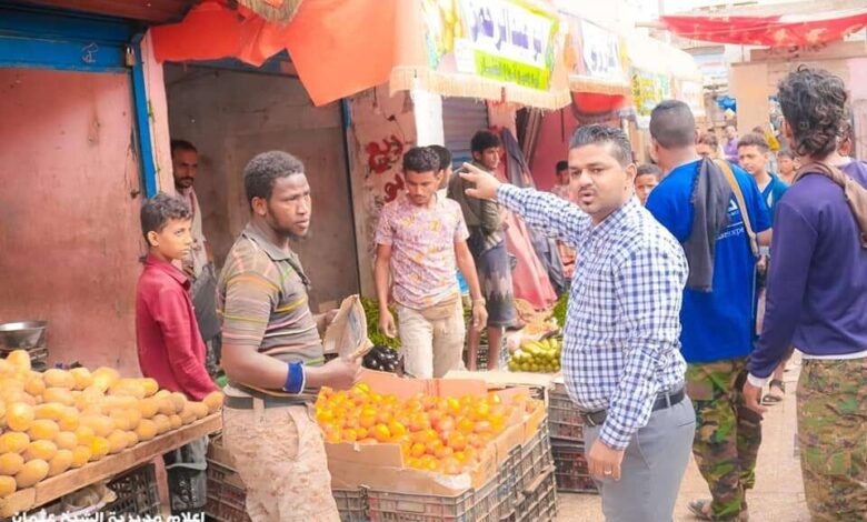 مدير عام الشيخ عثمان ينفذ حملة على الاسواق العشوائية والمطاعم المخالفة والغير ملتزمة بالإجراءات الاحترازية