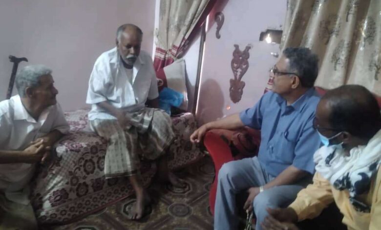 وكيل وزارة الزراعة يزور الأخ محمد عبدالله علاية في منزله بالحوطة للاطمئنان على صحته