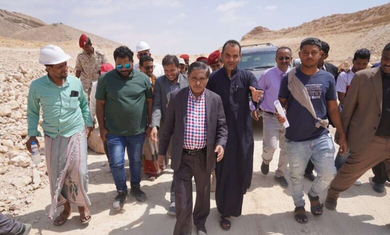 محافظ حضرموت يتفقد سير العمل في مشروعي طريق المعاوص "ربوة خلف" الغليلة "امبيخة"