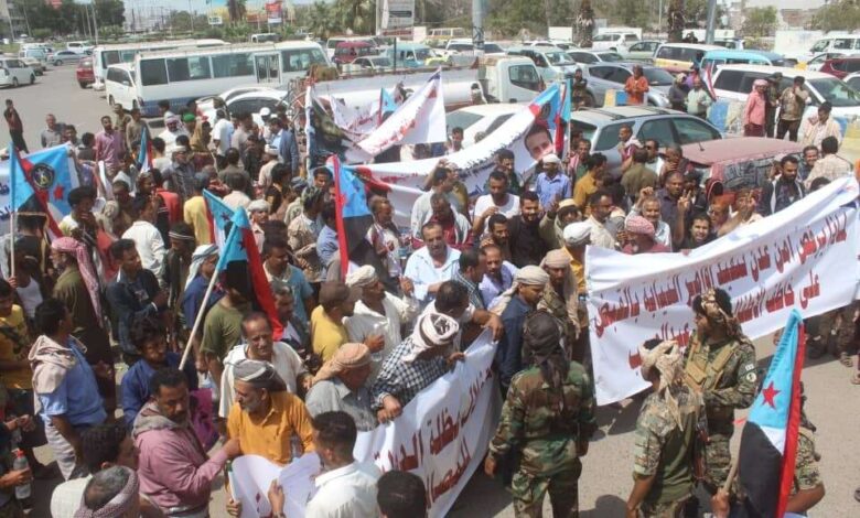 وقفة احتجاجية لقبائل ردفان في عدن تطالب بتسليم مسؤول أمني