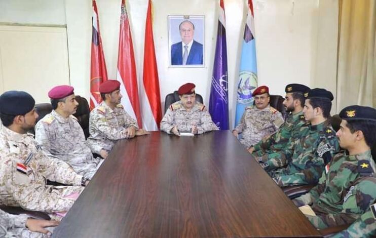 وزير الدفاع يستقبل خريجين من الكليات العسكرية المصرية ويحث على ابقاء الجيش بعيدا عن التجاذبات