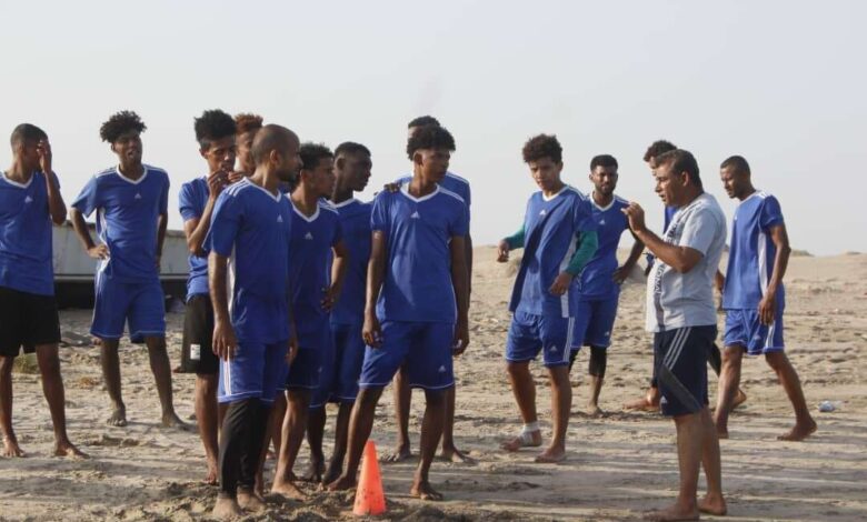 خنفر يواصل تدريباته على ساحل الشيخ عبدالله في أبين