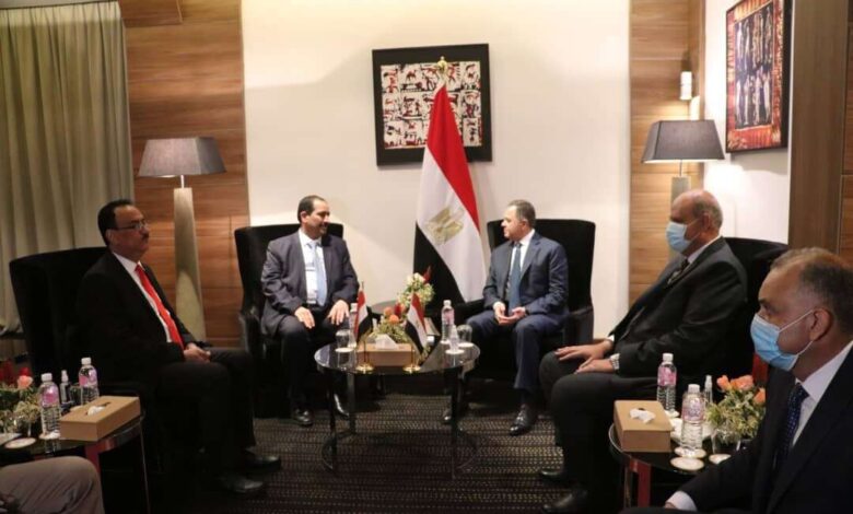 وزير الداخلية يبحث مع نظيريه المصري والعماني التعاون المشترك