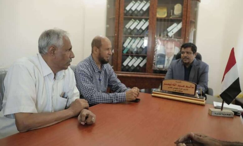 أمين عام محلي المهرة يلتقي بمدير فرع شركة اليمنية للطيران بالغيضة
