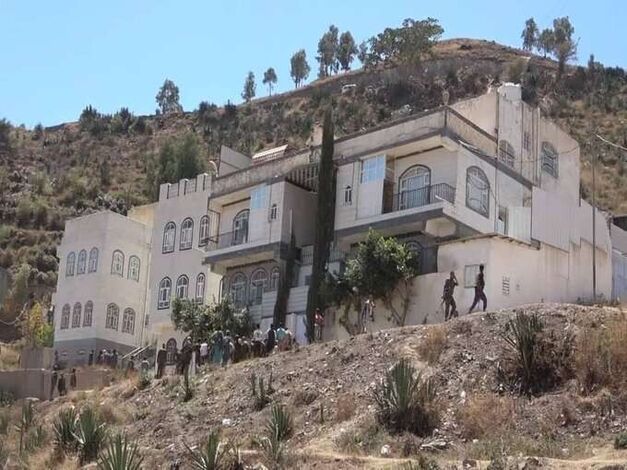 الحوثيون ينهبون منزل أكاديمي بمحافظة إب
