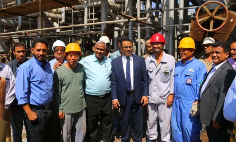 خلال زيارته لشركة مصافي عدن.. وزير النفط والمعادن يؤكد على أهمية عودتها للعمل