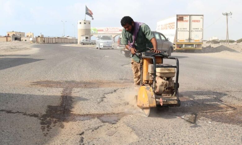 بتمويل صندوق صيانة الطرق.. فرق فنية تبداء بإزالة الحفريات من العلم إلى دوفس في ابين