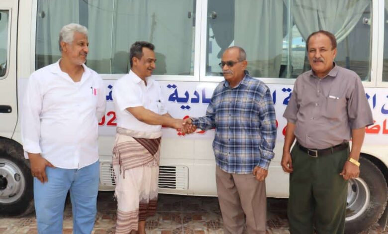بطل الدوري اليمني " يتسلم هدية المؤسسة الاقتصادية دعما للاعبين