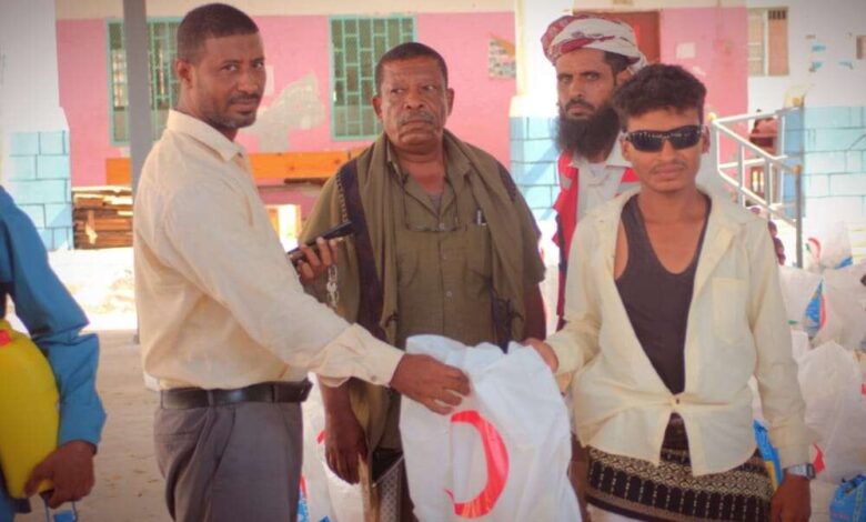 جمعية الهلال الاحمر اليمني تدشن توزيع السلة الغذائية للمستفيدين من فئات الصم والبكم والايتام بزنجبار
