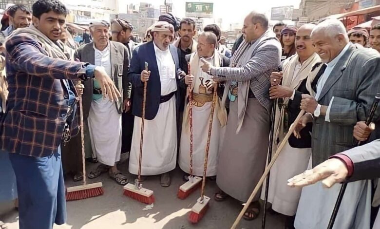 صورة مذلة لمشائخ طوق صنعاء في زمن الحوثي