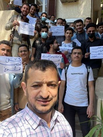 طلاب اليمن في مصر ينظمون وقفة احتجاجية للمطالبة بصرف مستحقاتهم المالية المنقطعة منذ عام