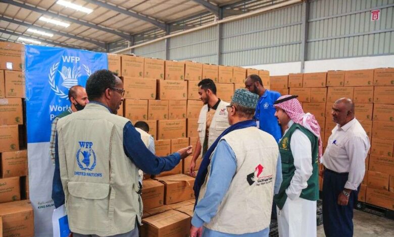 مركز الملك سلمان للإغاثة يسلم برنامج الأغذية العالمي 2.700 طن من التمور لتوزيعها في سبع محافظات يمنية