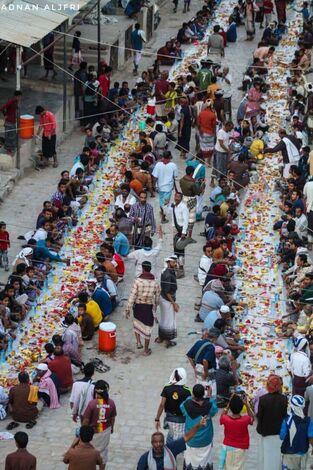 أبناء الصعيد بشبوة يقيمون وجبة إفطار جماعي