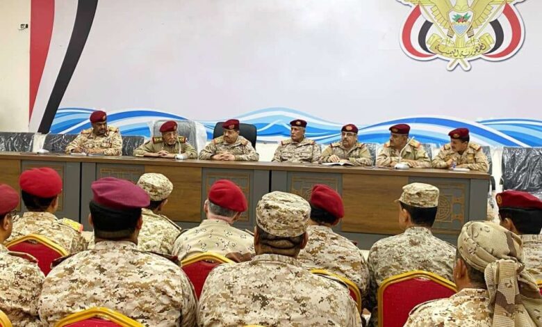 الفريق المقدشي يترأس اجتماعاً لهيئات ودوائر وزارة الدفاع في عدن