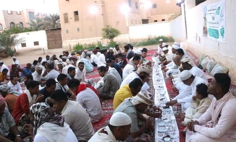 مؤسسة السعادة للتنمية للسنة الثانية تقيم مأدبة افطار وامسية رمضانية لعمال النظافة والتحسين بسيئون