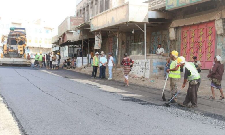 بتمويل صندوق صيانة الطرق..شارع رئيسي بالضالع يشهد أعمال سفلتة