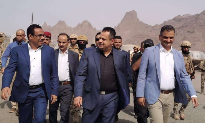 وزير النفط والمعادن يستقبل رئيس الوزراء أثناء زيارته مصافي عدن