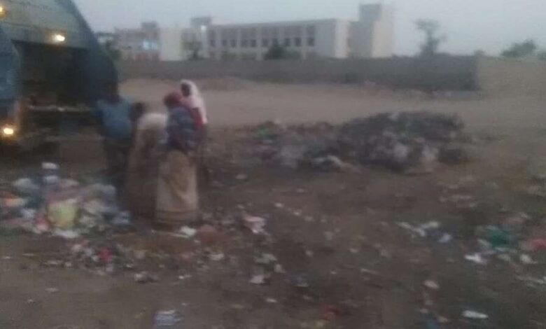 صندوق النظافة بتبن ينفذ حملة نظافة على امتداد الشارع الرئيسي منطقة صبر بالمديرية