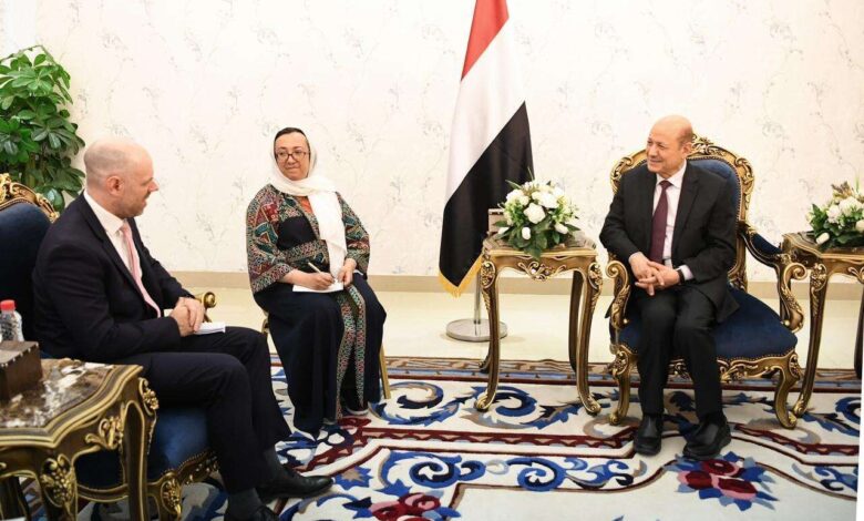 رئيس مجلس القيادة يؤكد اهمية الدعم البريطاني للإصلاحات الاقتصادية والخدمية في اليمن