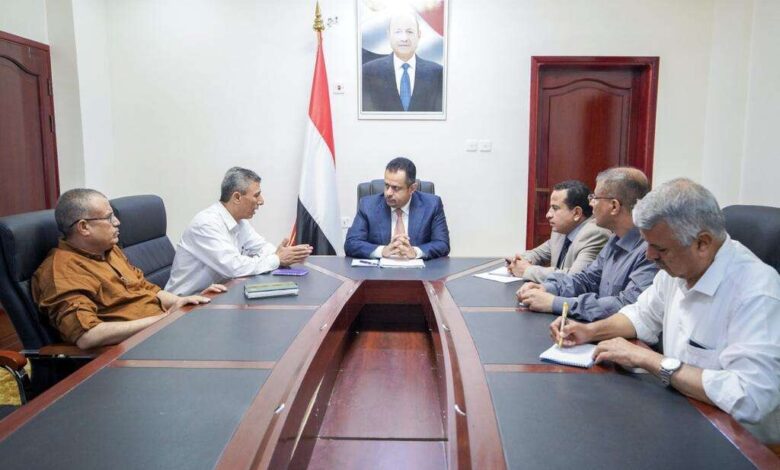 رئيس الوزراء يلتقي الفريق الحكومي المفاوض لرفع حصار الحوثي على تعز