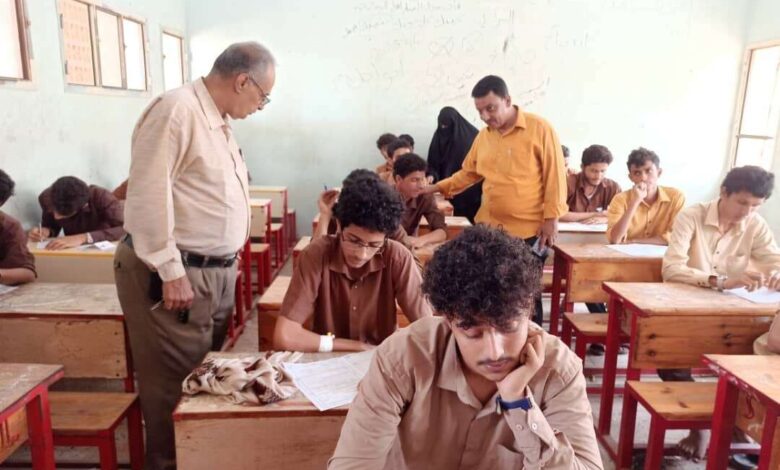 رئيس شعبه التعليم العام محافظة عدن يتفقد مراكز الاختبارات في مديرية المنصورة