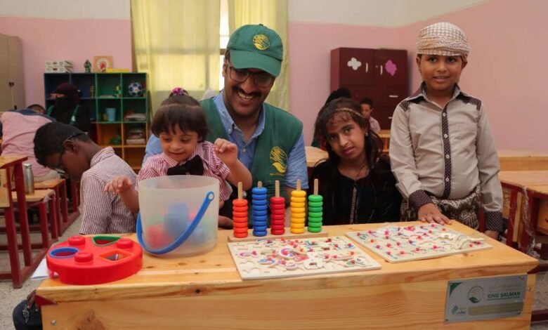 فريق مركز الملك سلمان يزور مشروع الاستجابة لاحتياجات تنمية القدرات المحلية لتعليم طلاب محو الأمية وذوي الإعاقة بعدن