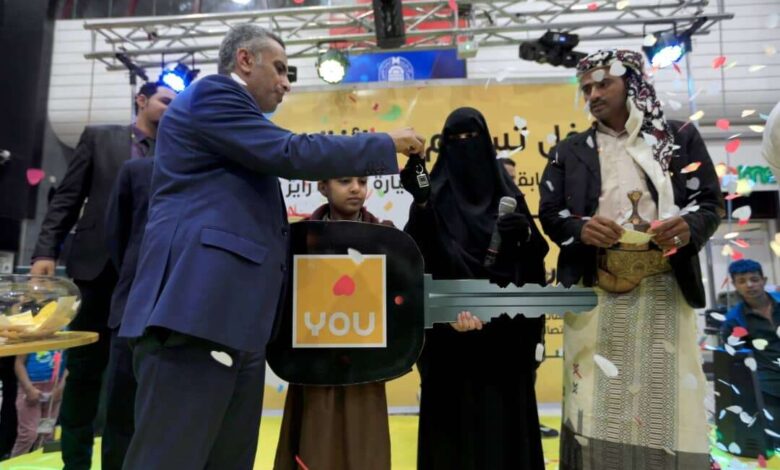 اليمنية العمانية المتحدة للاتصالات YOU تسلم جائزتها الكبرى سيارة رايز تويوتا ٢٠٢٢ للفائزة في مسابقة "أنت الرابح"