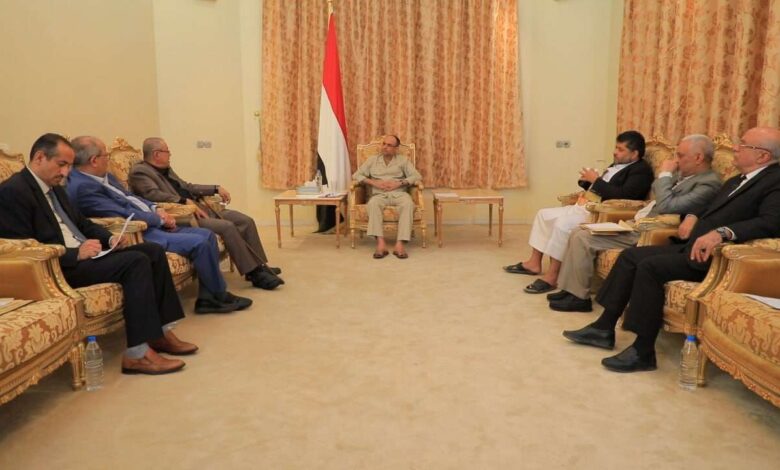 الحوثيون يعلنون موقفهم الرسمي من إعادة توحيد البنك المركزي اليمني
