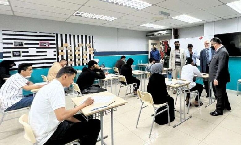 السفير باحميد يطلع على سير إختبارات الثانوية للطلاب اليمنيين في ماليزيا