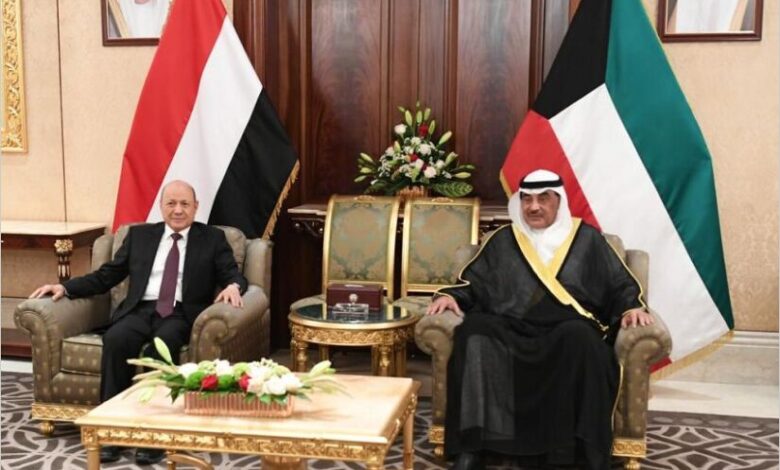 رئيس مجلس القيادة يصل الكويت في مستهل جولة خارجية لحشد الدعم للاصلاحات الاقتصادية والخدمية