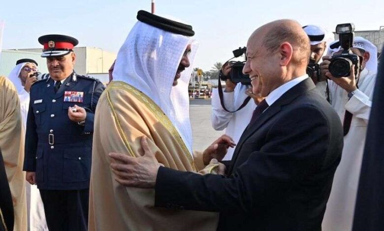 رئيس مجلس القيادة يصل البحرين في ثاني محطات جولته الخارجية