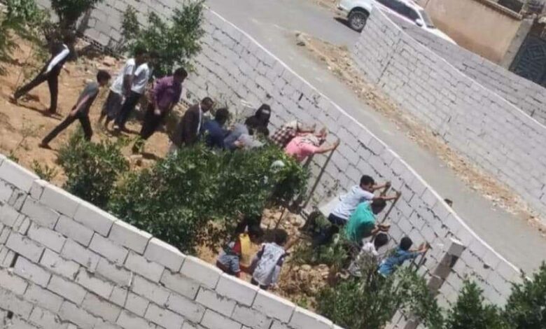سكان مدينة الحمدي ينتفضون ويهدمون اسوار بناها الحوثيون
